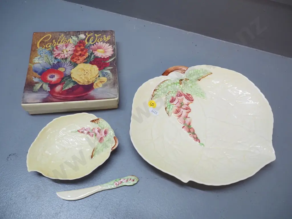2 pieces Carlton ware Foxglive pattern - butter dish with knife in original box and a plate L-230 W-210 Image 1++