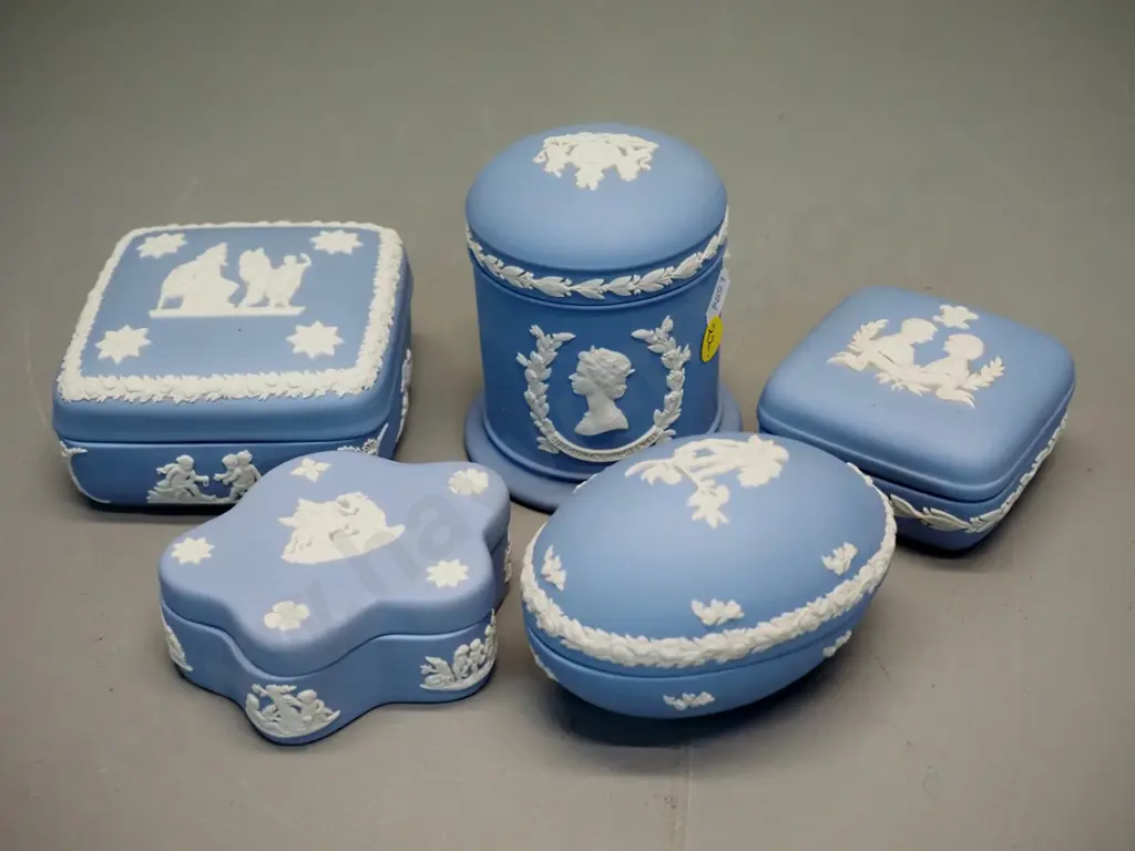 Wedgwood light blue jasperware - 4 trinkets and a lidded pot H-100 D-80 Image 1++