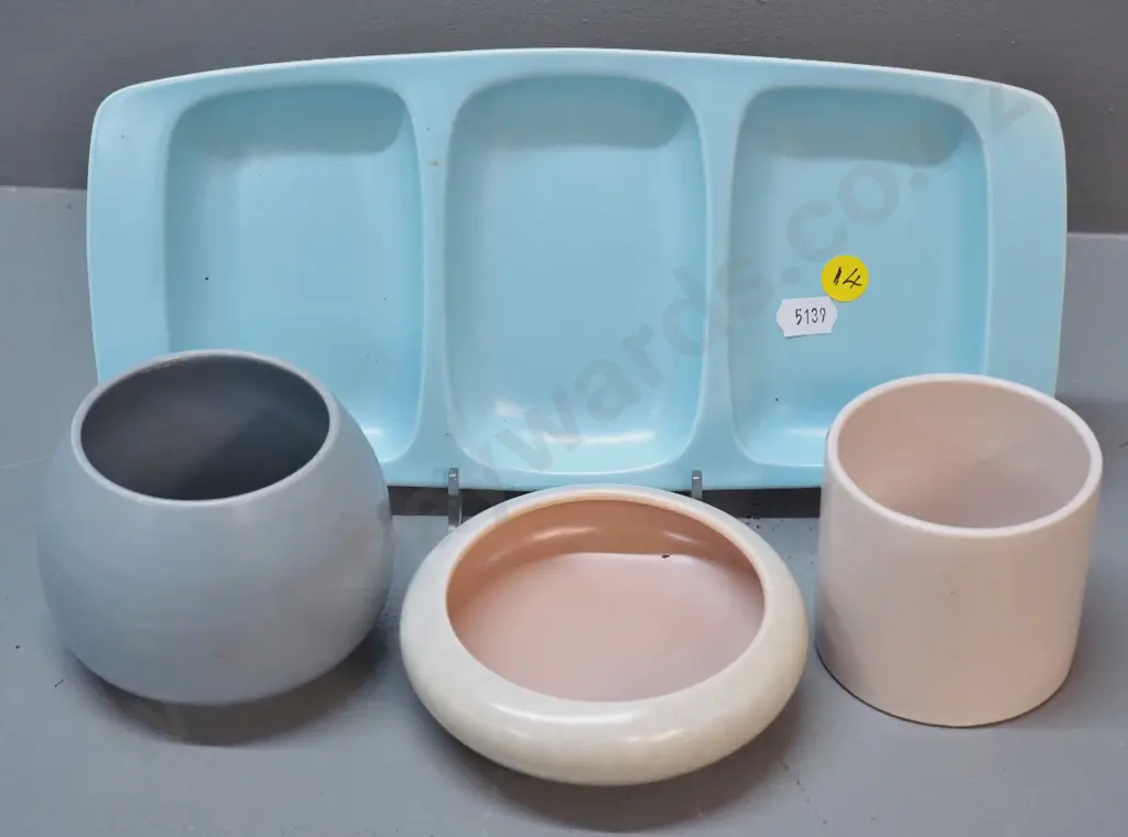 4 Poole various coloured items - 2 pots, small dish, 3-part serving dish L-280 W-130 Image 1++