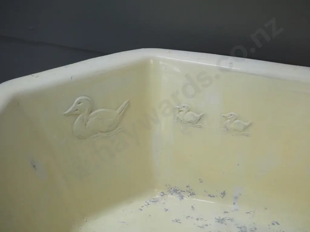 vintage tin baby's bath with raised ducks pattern - overall finish loss and some dents H160 L-650 W-470 Image 1++