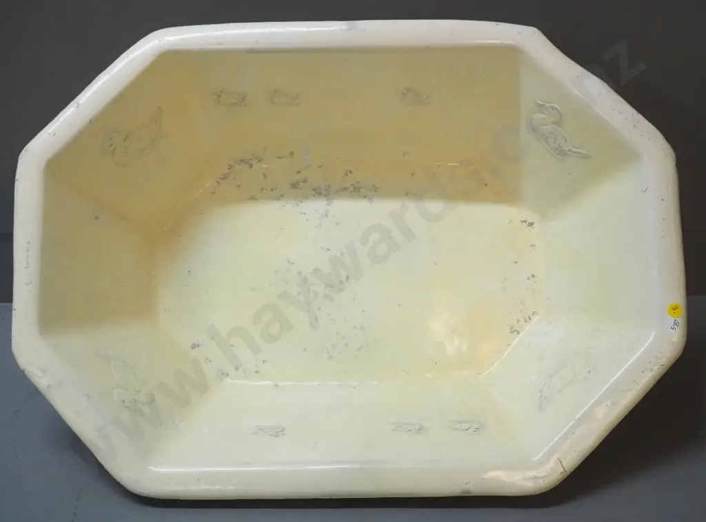vintage tin baby's bath with raised ducks pattern - overall finish loss and some dents H160 L-650 W-470 Image 1++