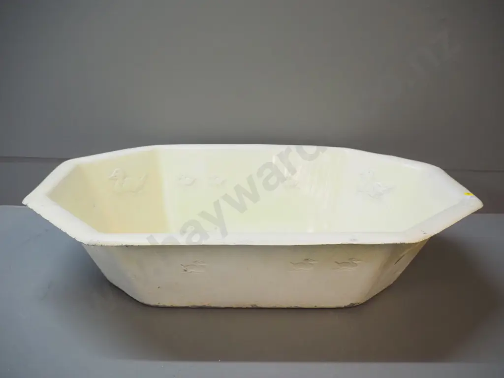 vintage tin baby's bath with raised ducks pattern - overall finish loss and some dents H160 L-650 W-470 Image 1++
