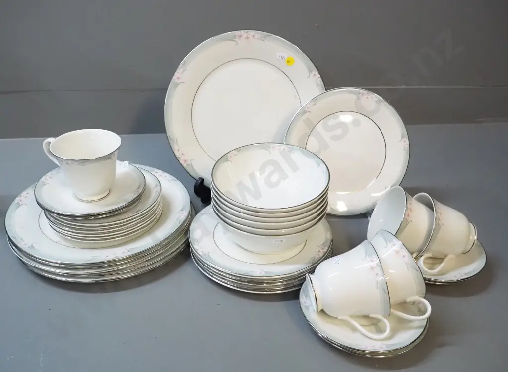 Royal Doulton 'Sophistication' dinner set - 6 places, missing one cup Image 1++
