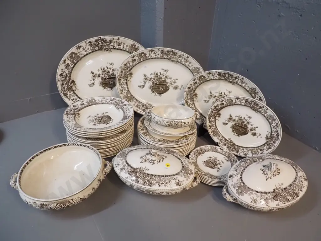large quantity of vintage Doulton Burslem "Elaine" pattern dinnerware - some chips, some pieces stained & crazed Image 1++