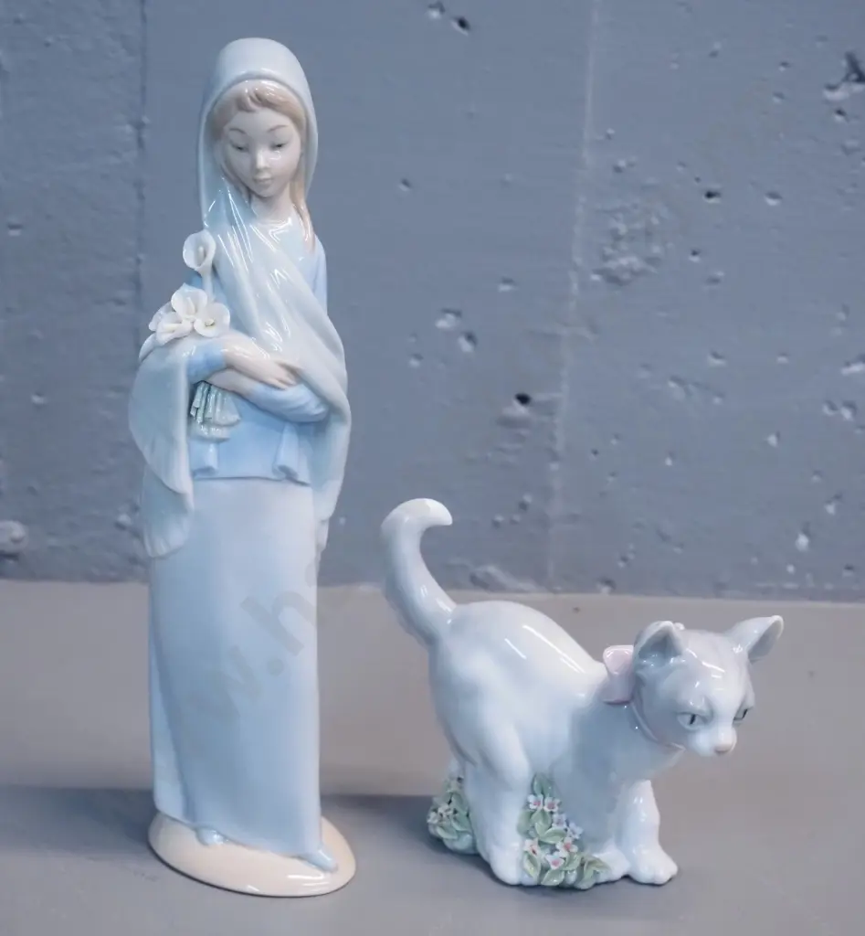 2 Lladro figurines - small kitten No. 6568 and woman with shawl and lily H-230, model C40n Image 1++