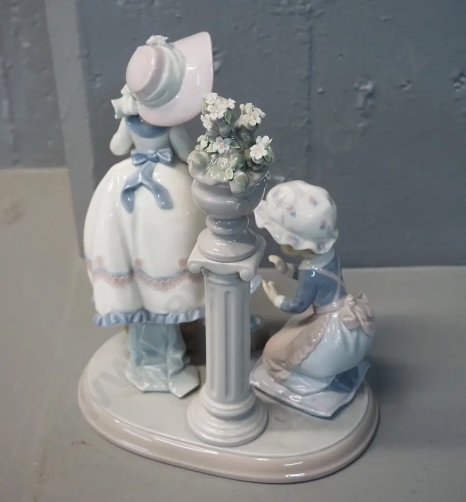 Lladro figure - two girls - mending a dress H-240 W-200 D-120 Image 1++