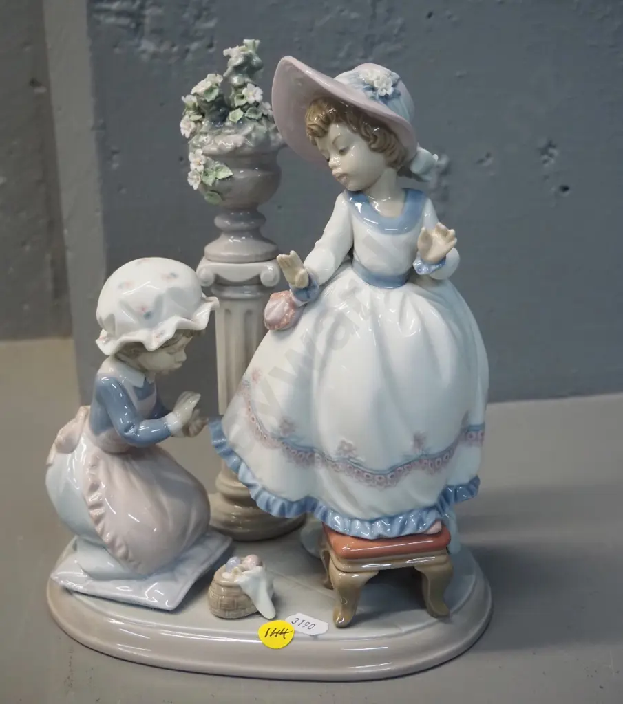 Lladro figure - two girls - mending a dress H-240 W-200 D-120 Image 1++