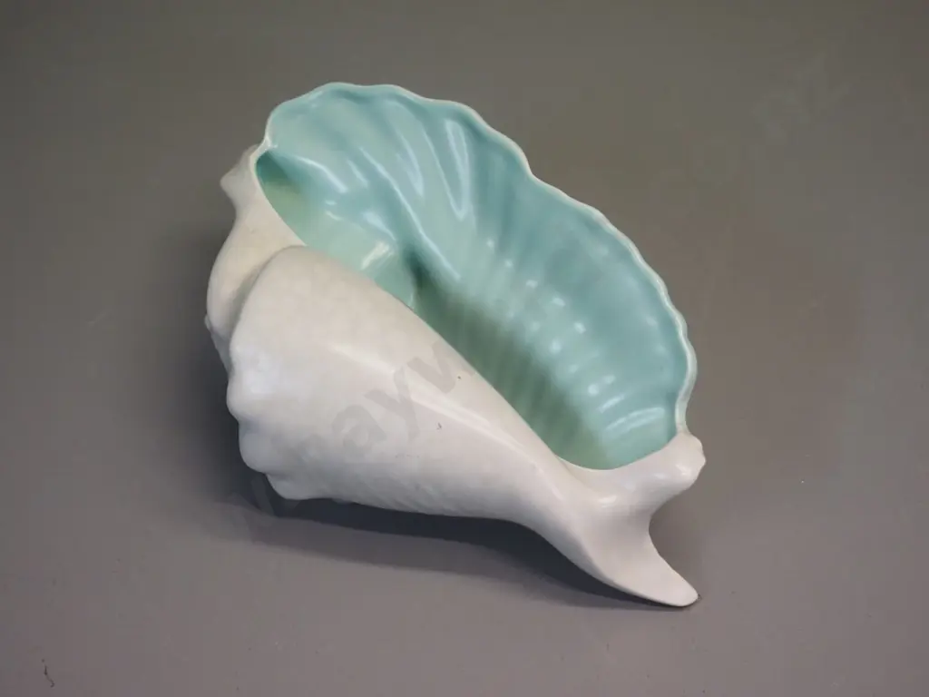 small Poole shell vase H-90 L-220 Image 1++