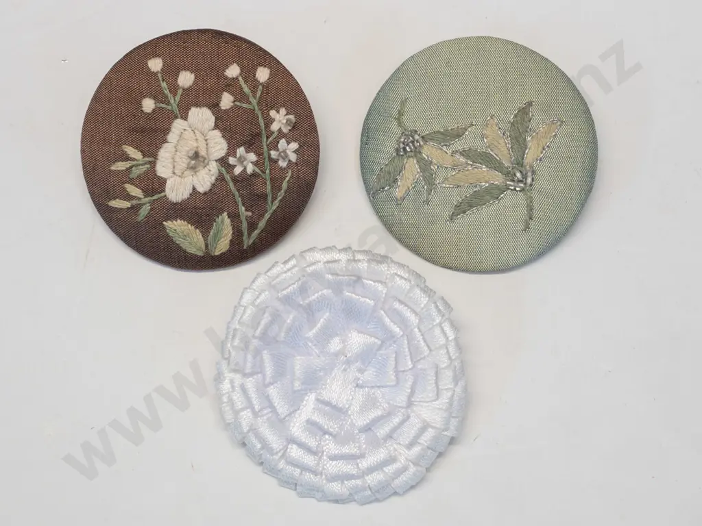 3x Tamsin Cooper brooches Image 1++