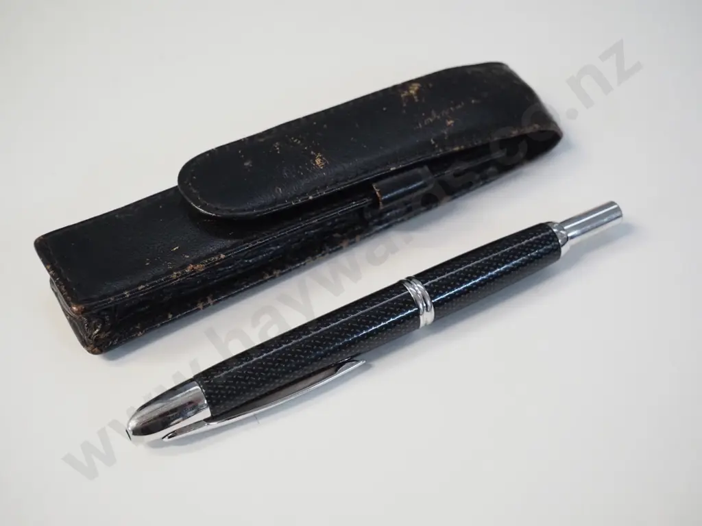 Pilot retractable fountain pen - nib marked 'Pilot 14k750' - with leather case, has unknown logo Image 1++