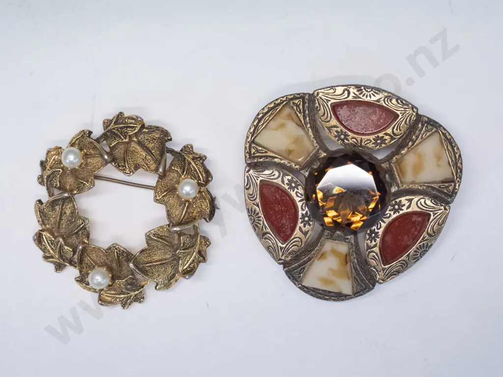 2 costume brooches Image 1++