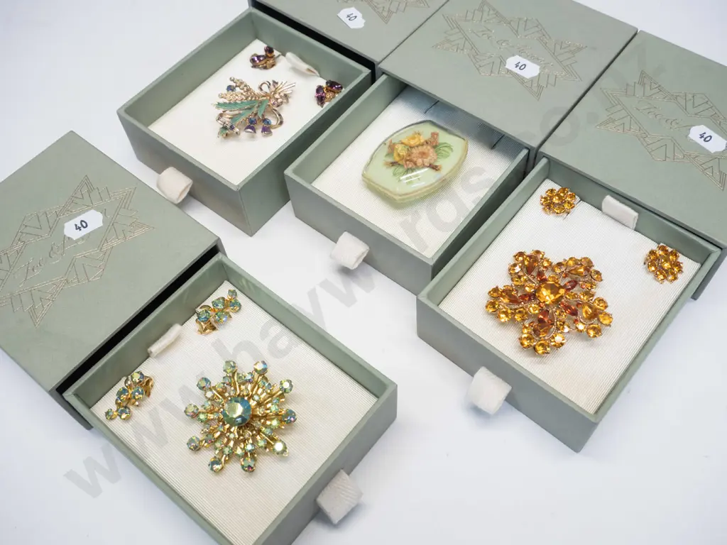 4 Loe & Morgan boxed brooches - 1 with matching earrings Image 1++
