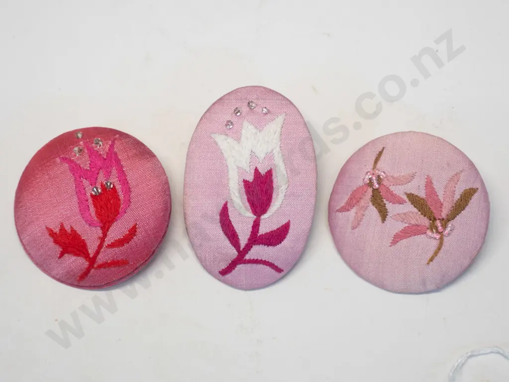 3x Tamsin Cooper brooches Image 1++