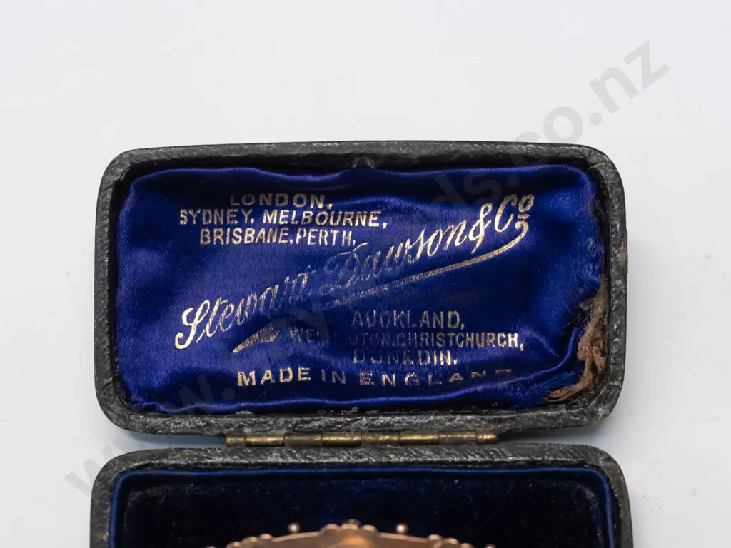 gold brooch in original box Image 1++