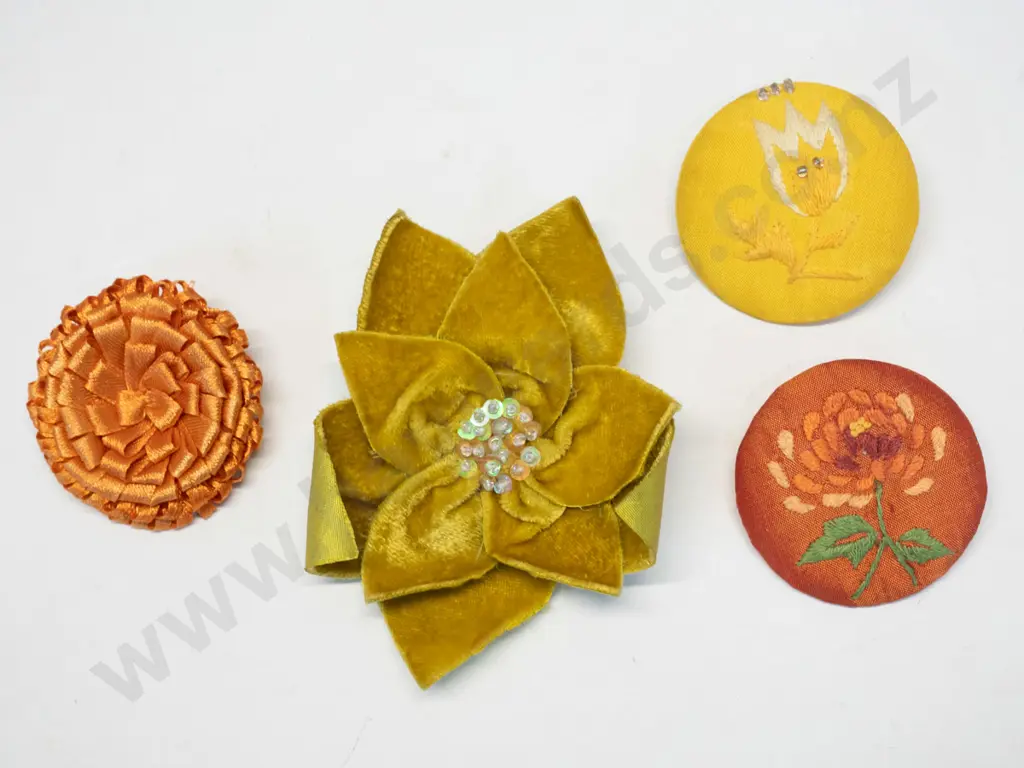 4x Tamsin Cooper brooches Image 1++
