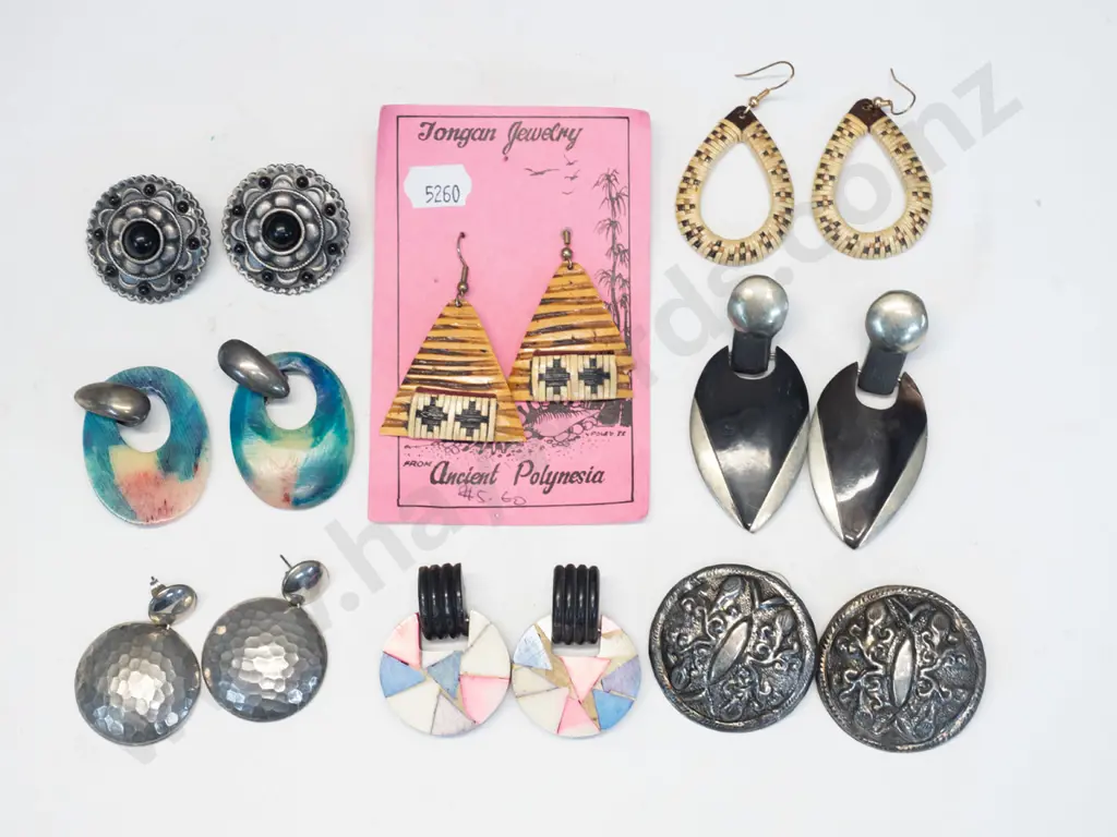 8 pairs of earrings Image 1++