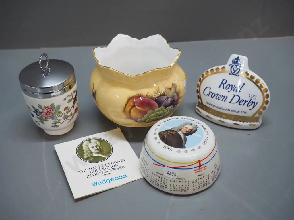 Aynsley items Orchard Gold bowl & egg coddler, Wedgwood Hailey's Comet calendar and Royal Crown Derby paperweight Image 1++