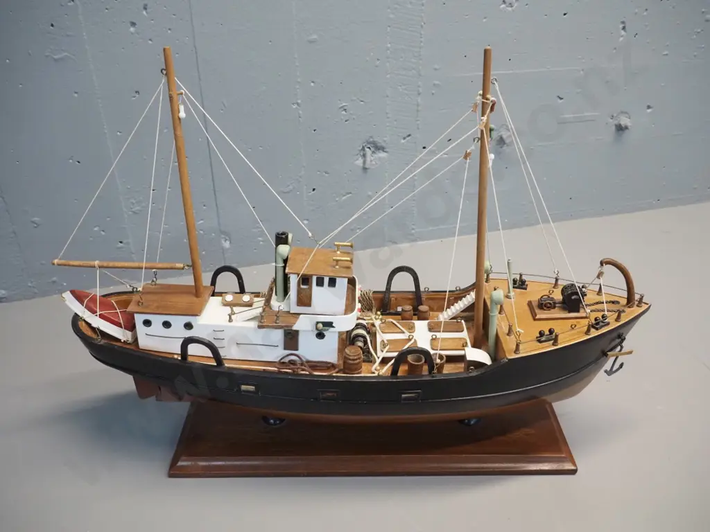 small timber model fishing trawler on stand - plaque with "Niet Aanraken A.U.B." H-440 L-650 W-170 Image 1++