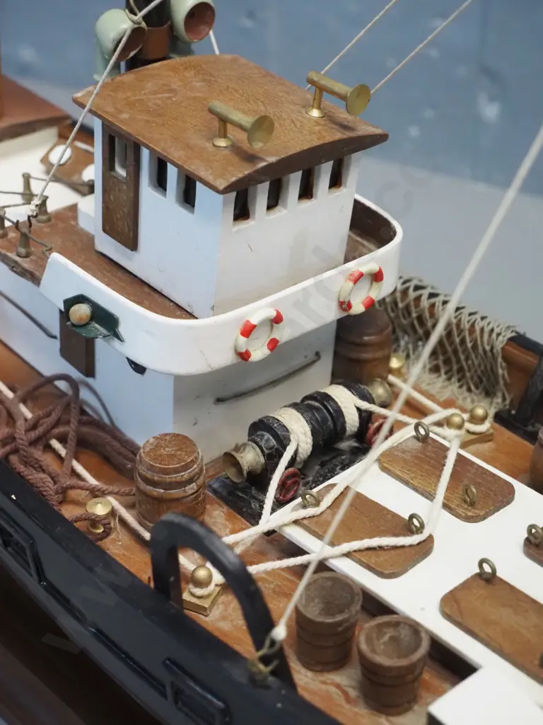 small timber model fishing trawler on stand - plaque with "Niet Aanraken A.U.B." H-440 L-650 W-170 Image 1++