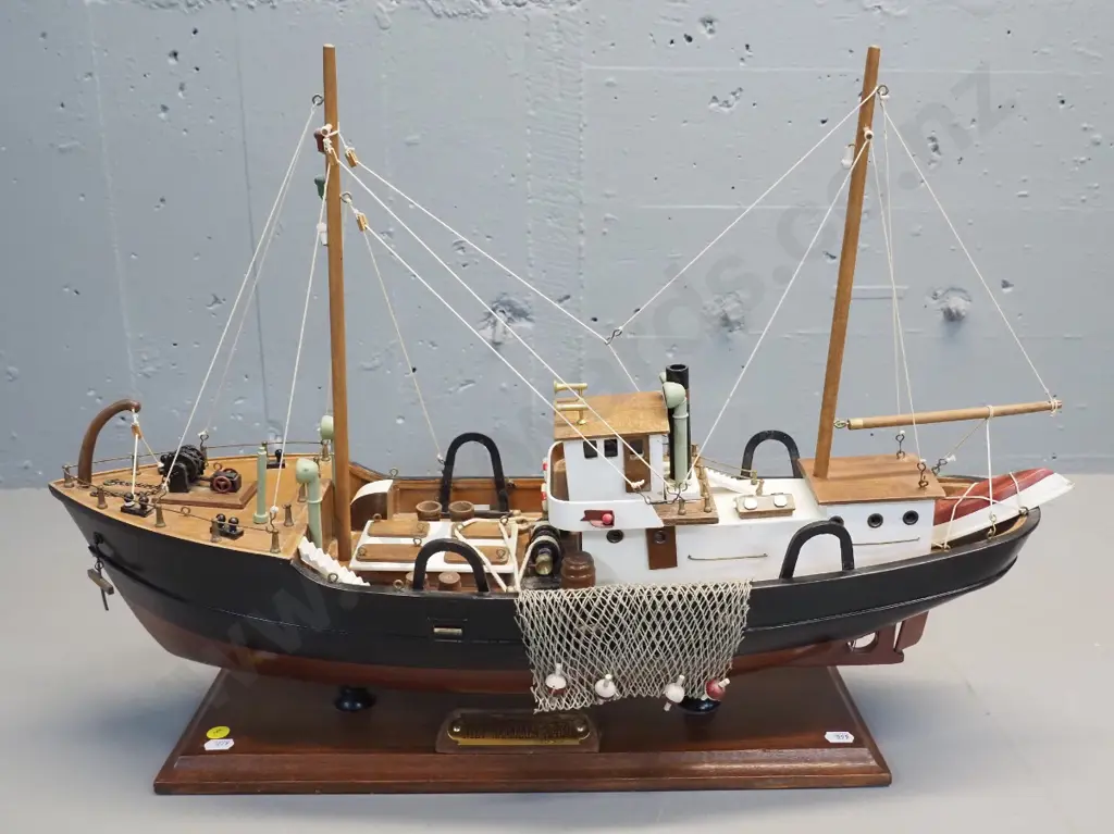 small timber model fishing trawler on stand - plaque with "Niet Aanraken A.U.B." H-440 L-650 W-170 Image 1++