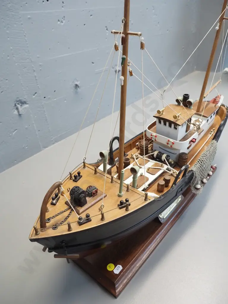 small timber model fishing trawler on stand - plaque with "Niet Aanraken A.U.B." H-440 L-650 W-170 Image 1++