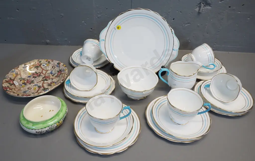 Royal Albert 21-piece tea set and 2 pieces of Maling - dish and thumbprint small bowl Image 1++