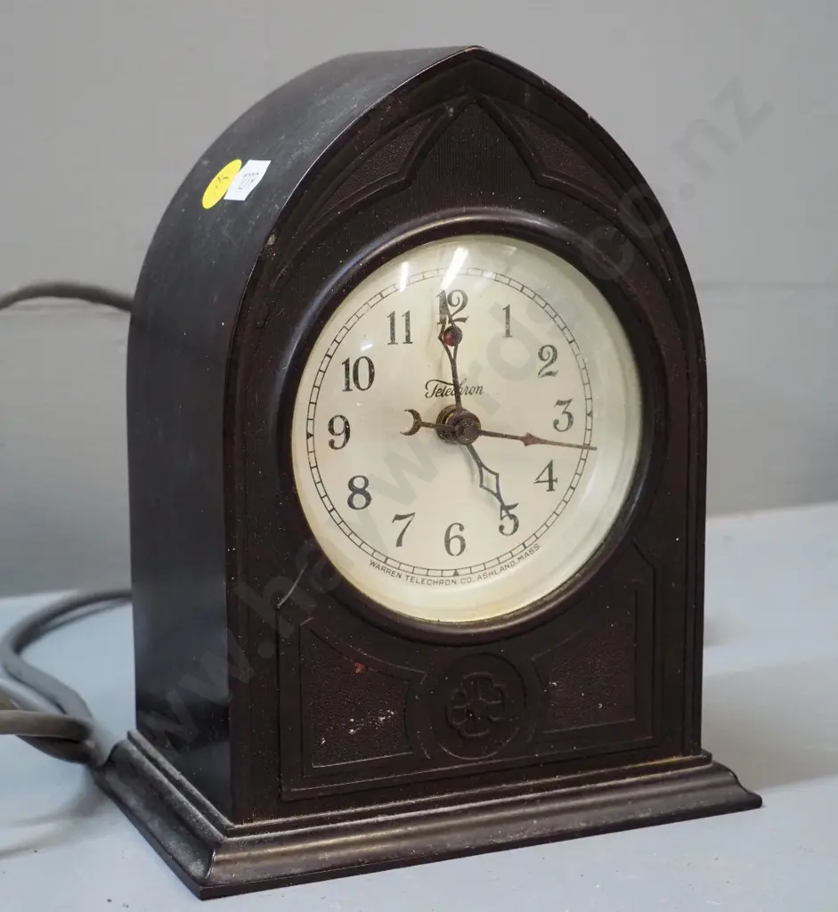 bakelite cased electric mantel clock - Warren Telechron Co. Massachusetts USA (working) H-190 W-145 Image 1++