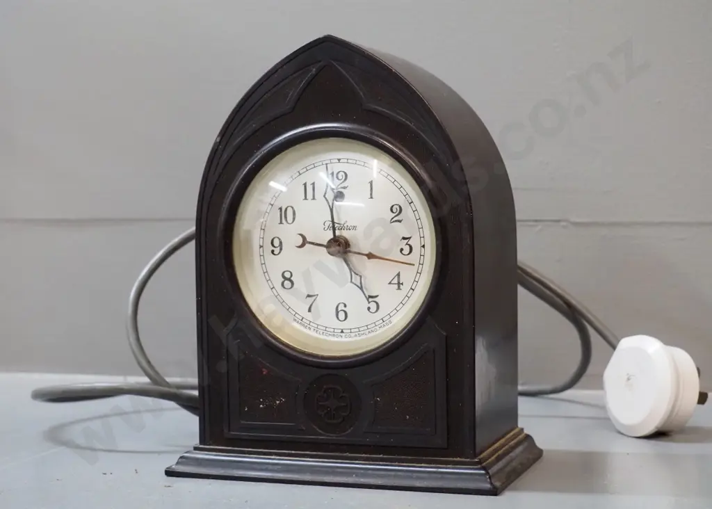 bakelite cased electric mantel clock - Warren Telechron Co. Massachusetts USA (working) H-190 W-145 Image 1++