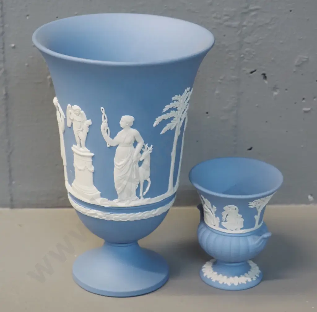 Wedgwood light blue jasperware - 2 vases - urn & goblet H-190 D-130 Image 1++