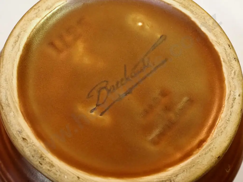 English handled vase with raised design No. 1125 - see photo for maker's mark. H-180 W-180 Image 1++