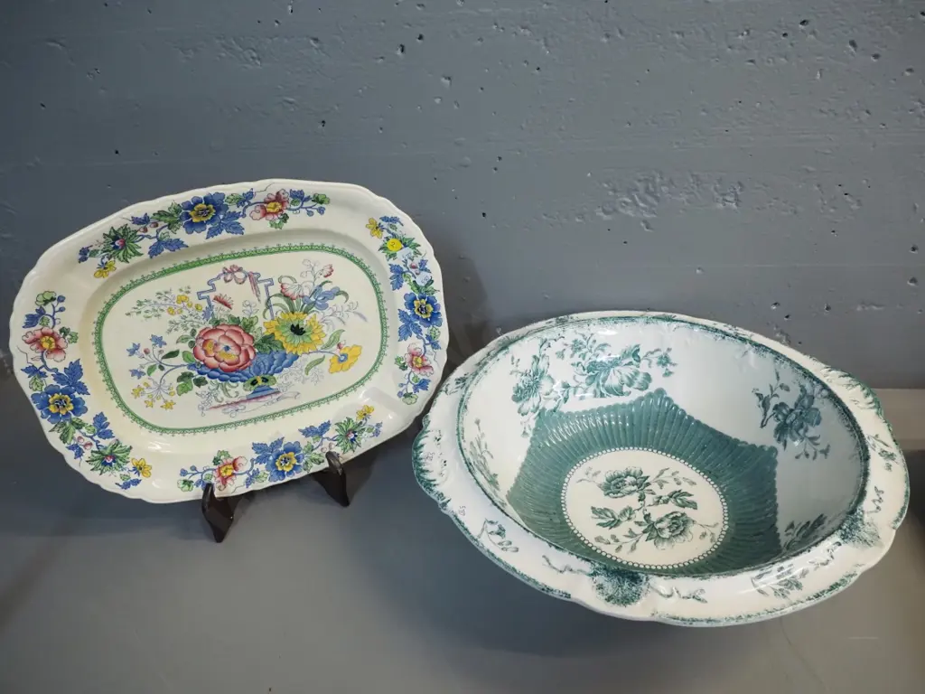 Masons Strathmore ashett - some crazing/discolouration - and a vintage Atlas large wash bowl D-450 Image 1++