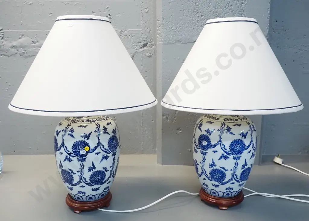 pair of blue and white ceramic table lamps w/timber bases - H-650 including shade Image 1++