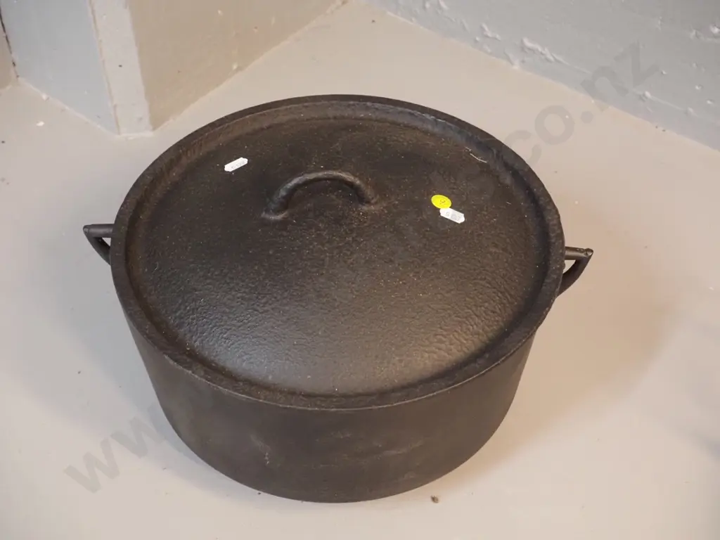 vintage cast iron Dutch oven H-220 W-350 at handles Image 1++