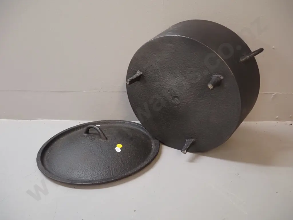 vintage cast iron Dutch oven H-220 W-350 at handles Image 1++