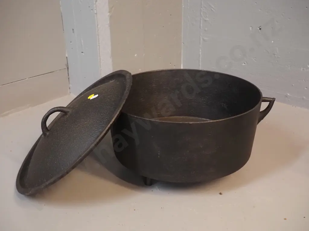 vintage cast iron Dutch oven H-220 W-350 at handles Image 1++