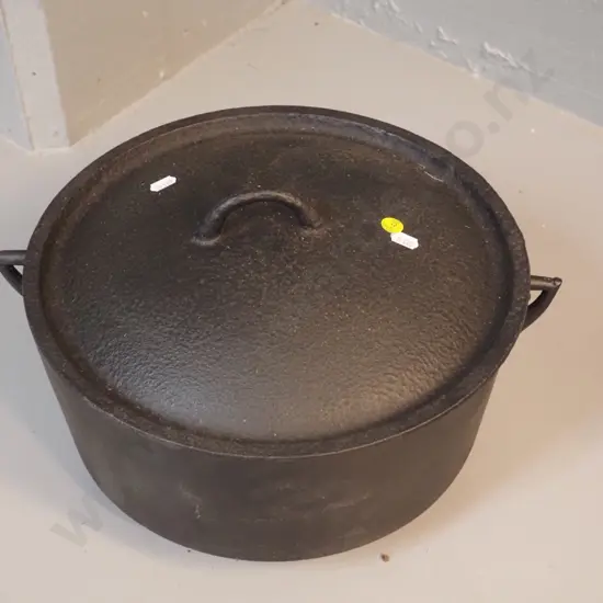 vintage cast iron Dutch oven H-220 W-350 at handles