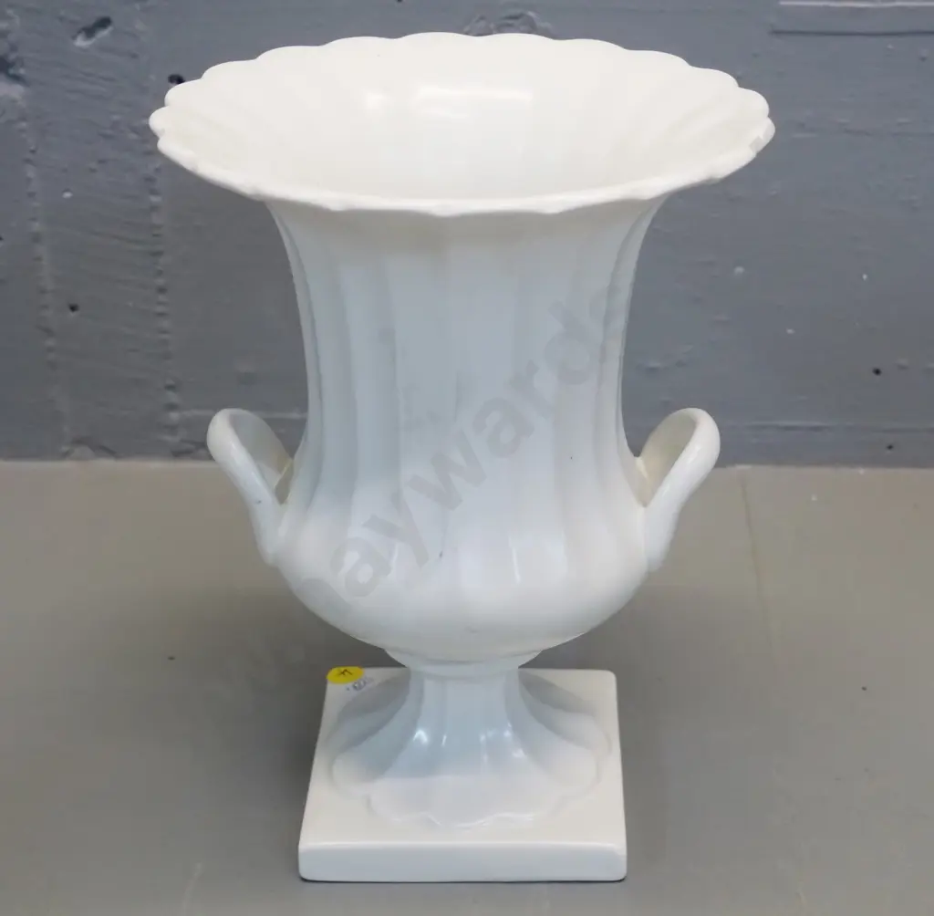 Beswick double handled urn vase H-250 W-185 D-185 Image 1++