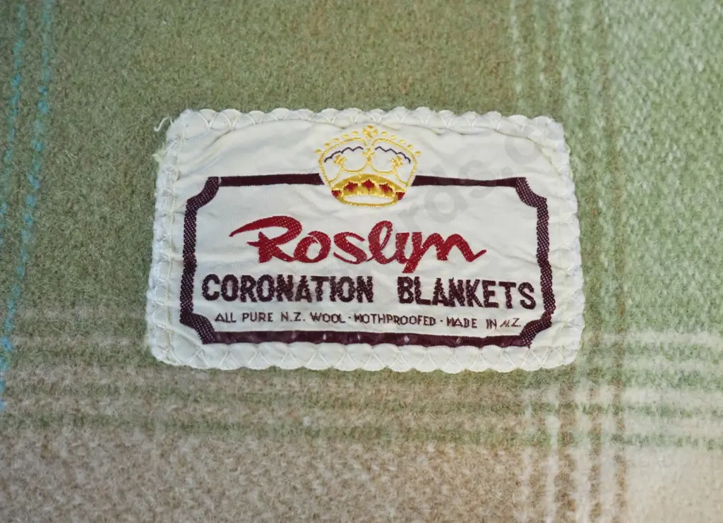2 matching Roslyn Coronation wool blankets Image 1++