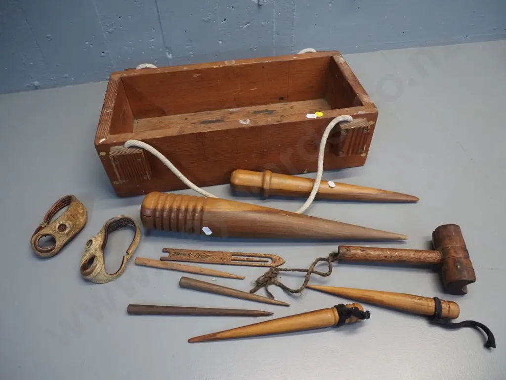 wooden box with rope handles, containing a rope splicing kit - 9 items. Box is H-180 L-500 W-280 Image 1++