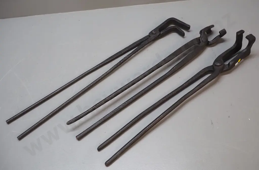 3 vintage cast iron blacksmith's tongs - longest is L-890 Image 1++