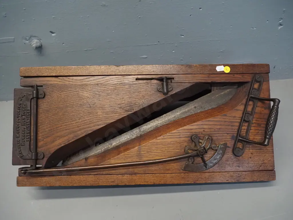 vintage portable folding Arcadia Manufacturing Co. NY NY oak and cast iron meat/bread slicer L-540 Image 1++