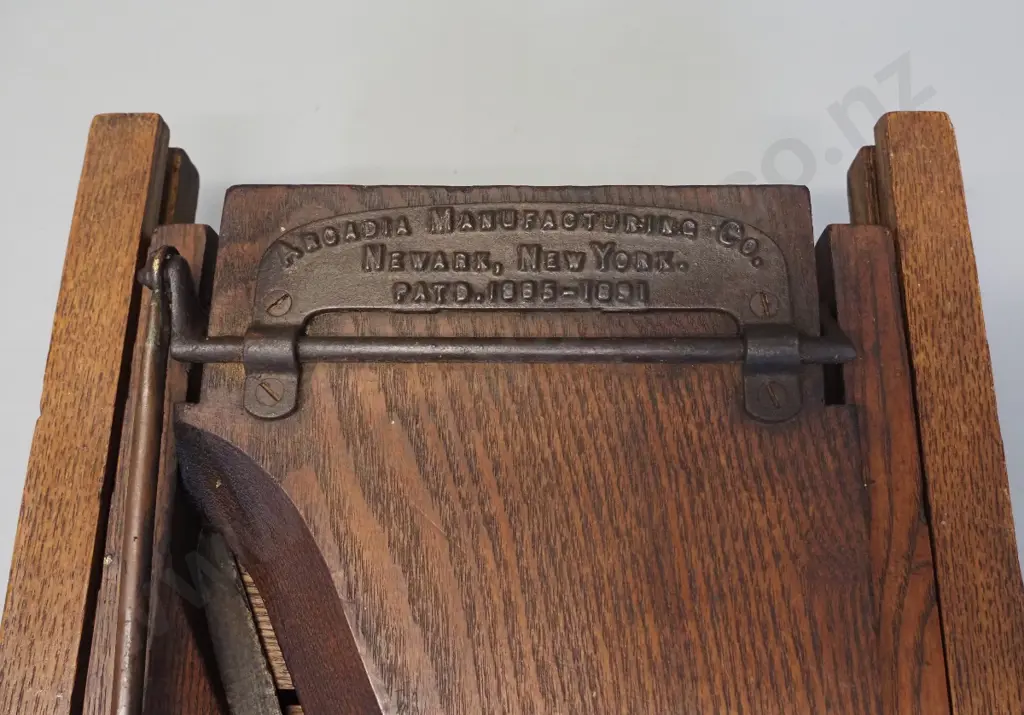 vintage portable folding Arcadia Manufacturing Co. NY NY oak and cast iron meat/bread slicer L-540 Image 1++