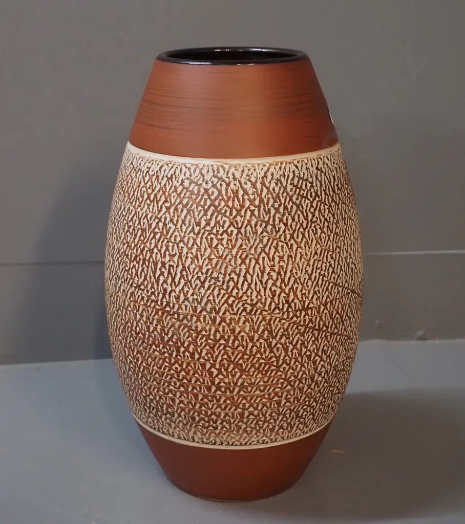 German pottery vase with sgraffito pattern H-320 Image 1++