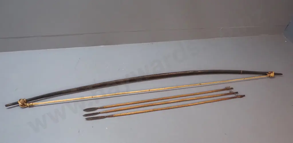 ethnic weapon; Indonesian bow & 3 arrows with metal tips. Bow is L-1620 Image 1++