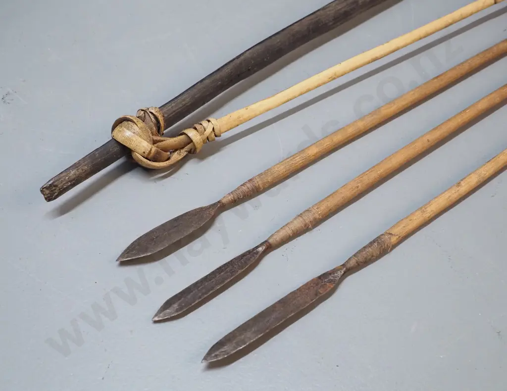 ethnic weapon; Indonesian bow & 3 arrows with metal tips. Bow is L-1620 Image 1++