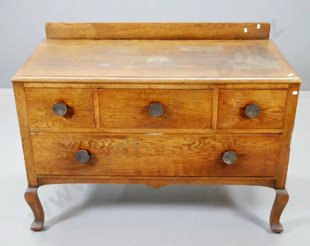 deco oak low 4-drawer chest w/brass floral handles, movement in joint on top, polish needs work H790 W1050 D500W Image 1++