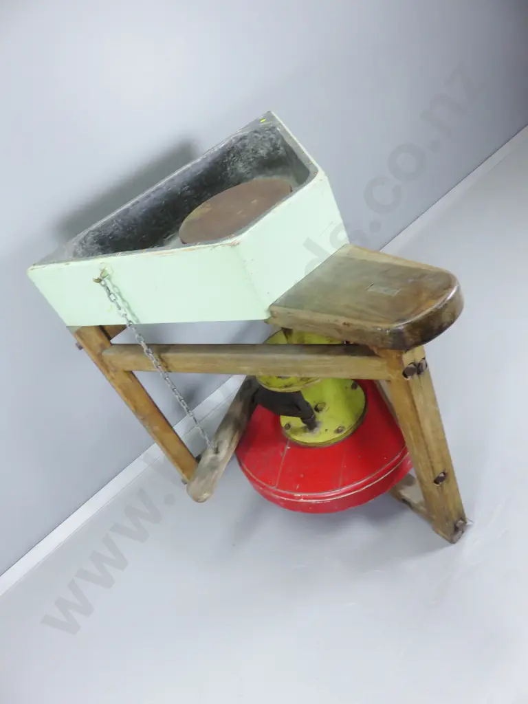 Important 1960’s potter’s wheel to a Bernard Leach design Image 1++