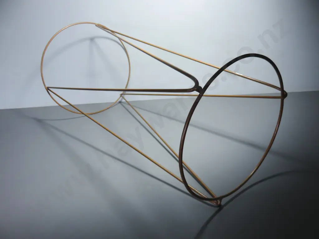 Wire plant stand Image 1++