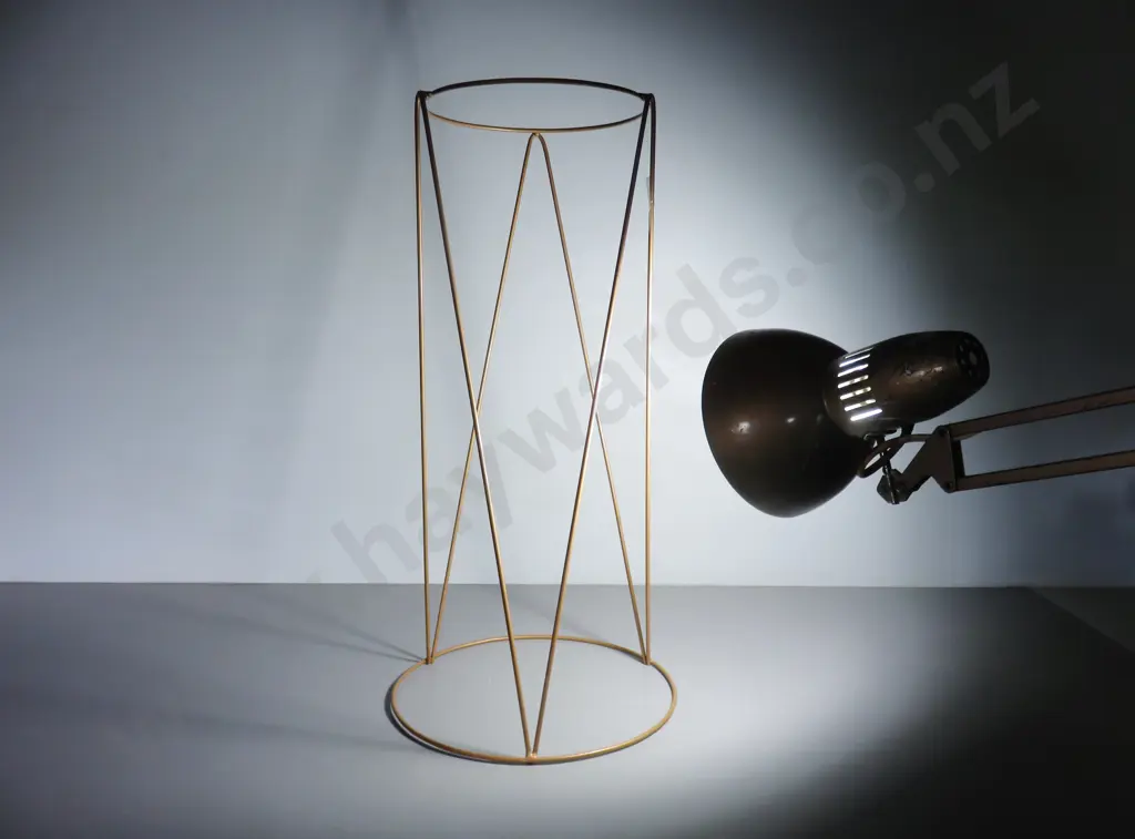 Wire plant stand Image 1++