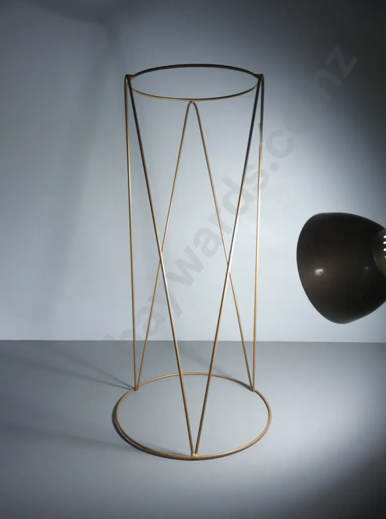 Wire plant stand Image 1++